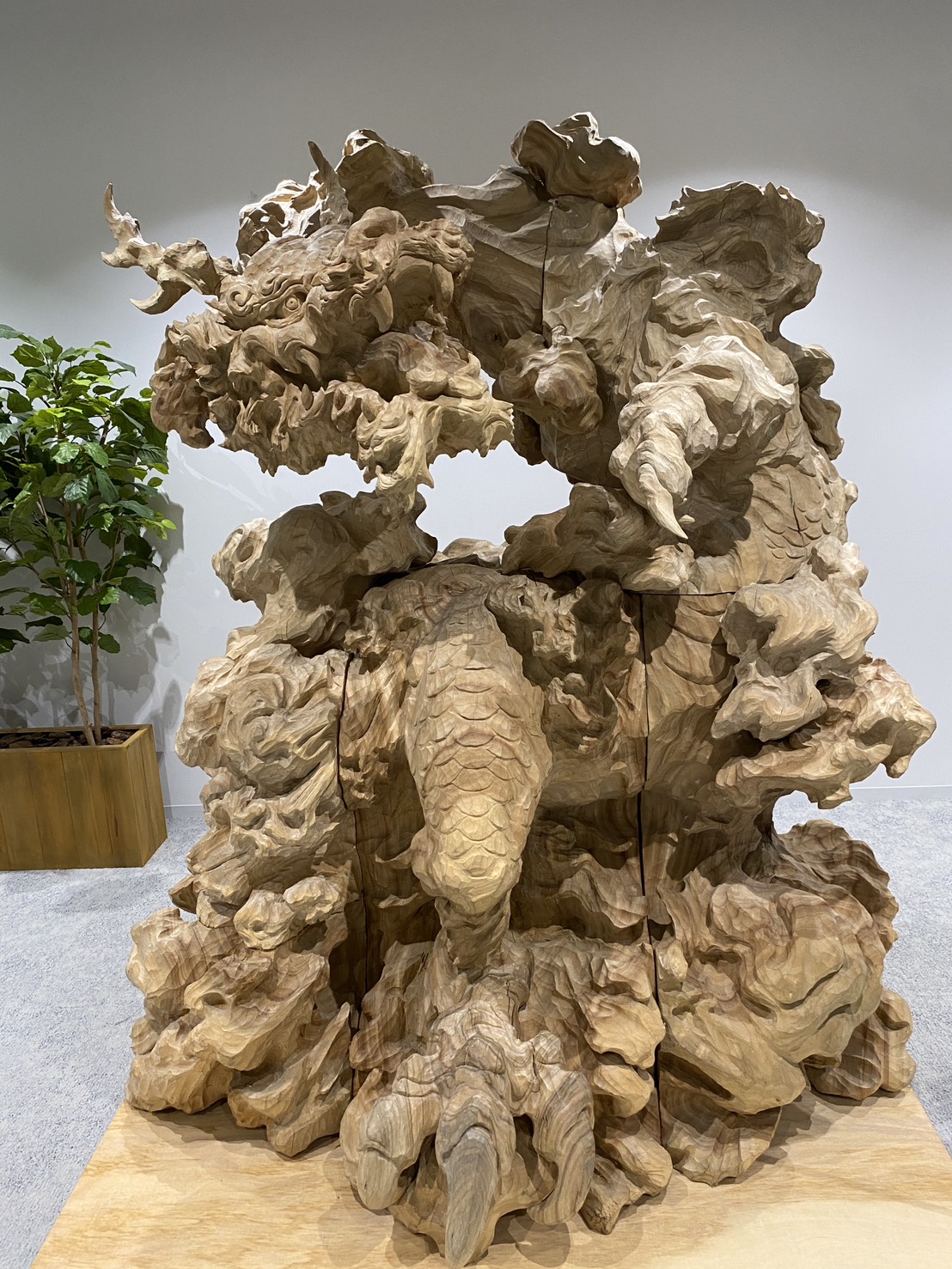 木材で制作された龍のアート